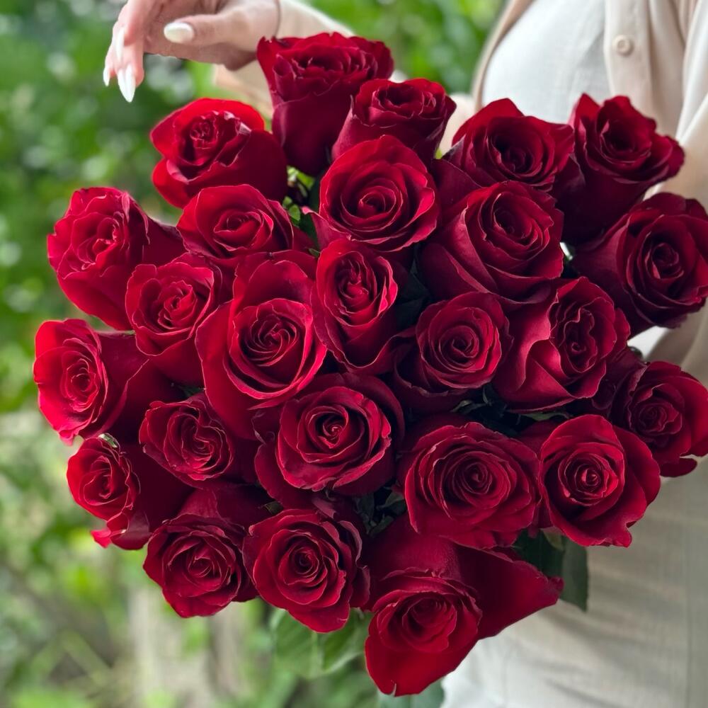 https://content2.flowwow-images.com/data/flowers/1000x1000/18/1721572921_61474918.jpg