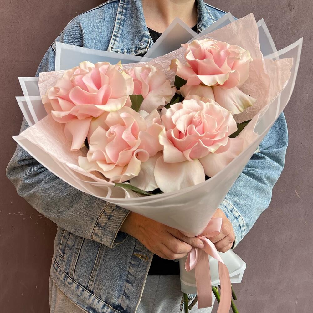 https://content2.flowwow-images.com/data/flowers/1000x1000/62/1727532083_24979362.jpg