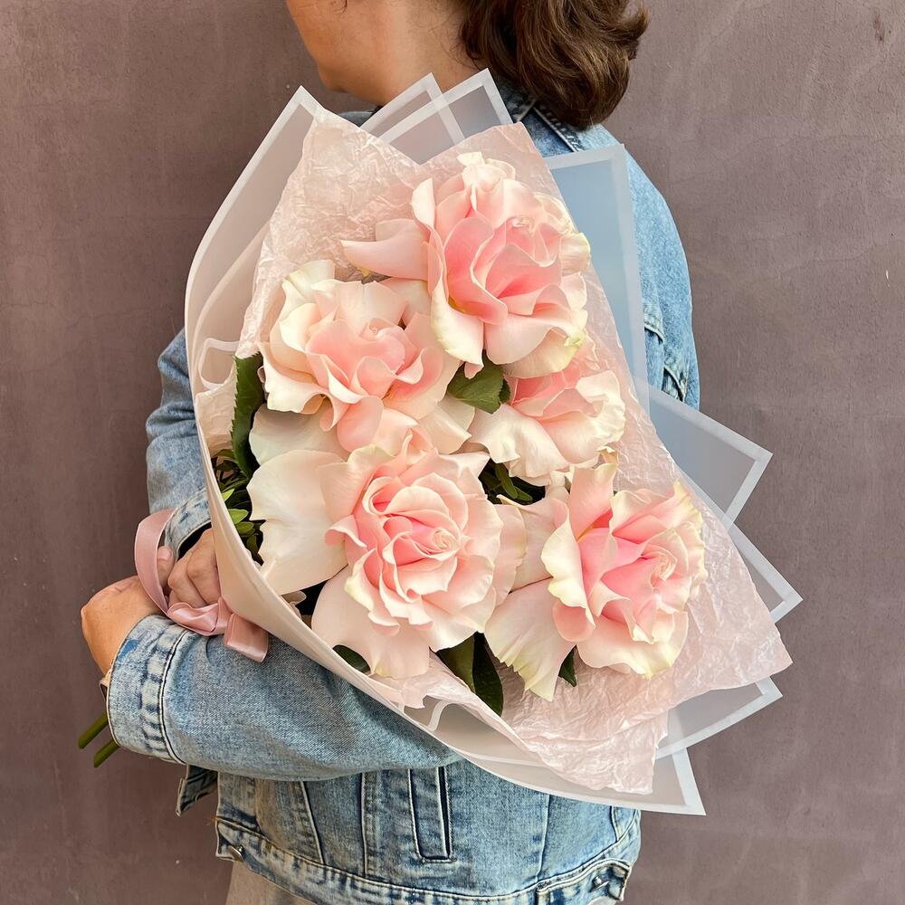 https://content2.flowwow-images.com/data/flowers/1000x1000/80/1727532083_27239580.jpg